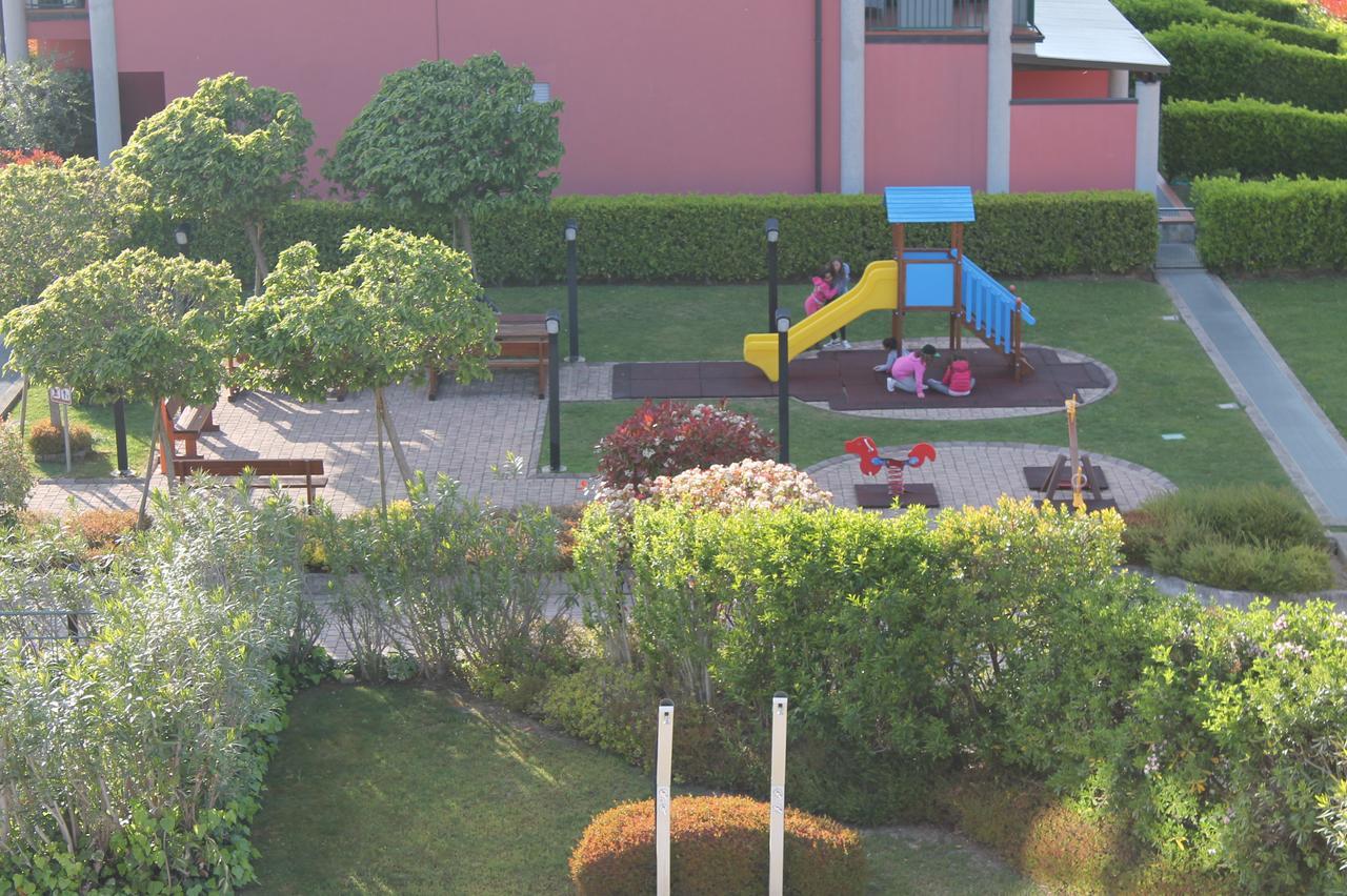 Desenzanoloft Official Partner Marriott Homes & Villas -Butterfly And 5 Pools Family Apartment ديسينسانو ديل غاردا المظهر الخارجي الصورة